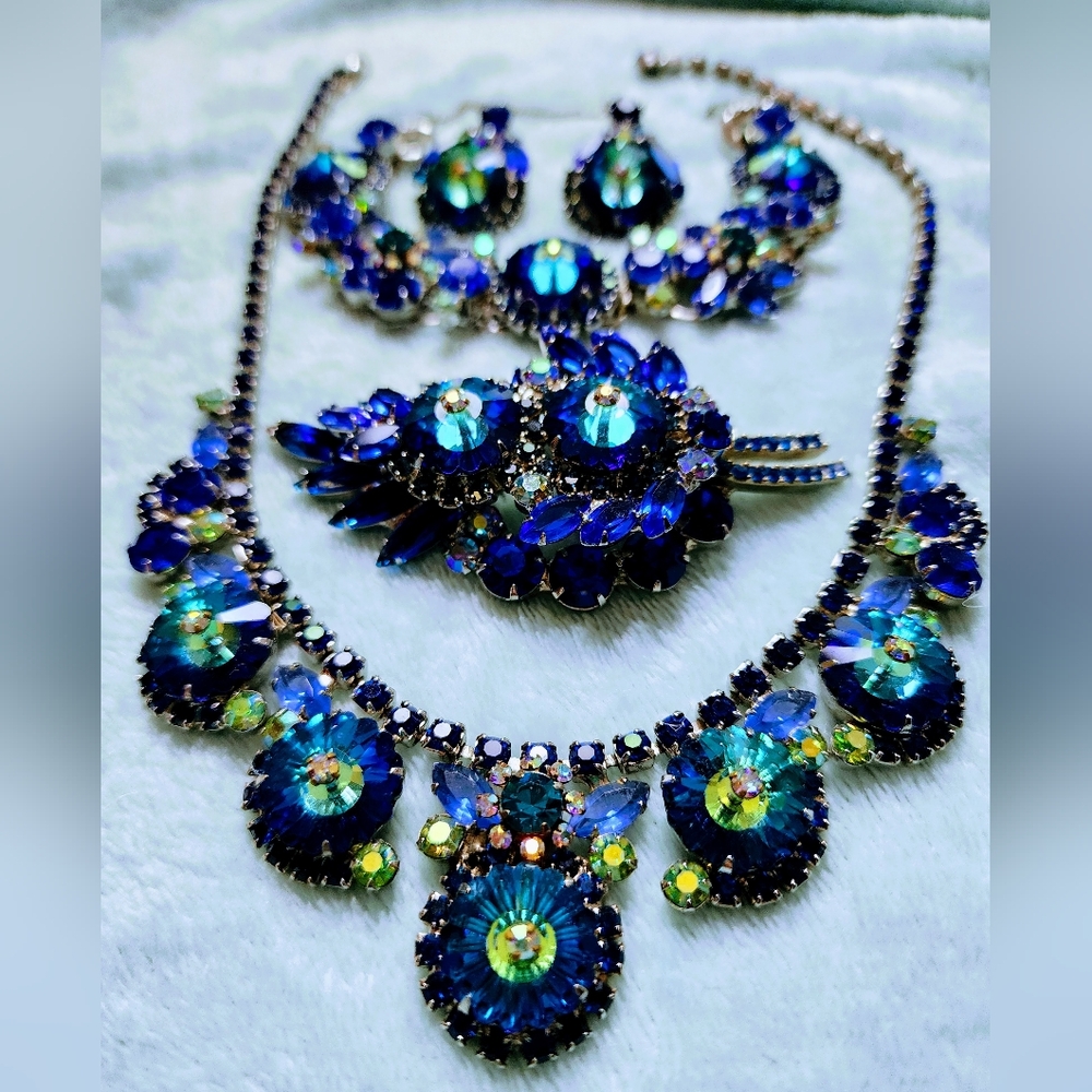 EXCEPTIONALLY RARE JULIANA PARUE. NECKLACE BRACELET EARRING PIN.